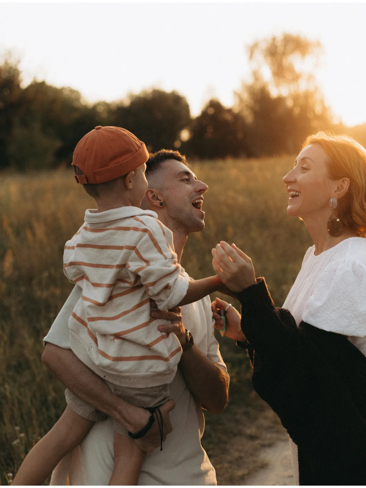 Летняя семейная прогулка в парке — тёплые кадры с близкими