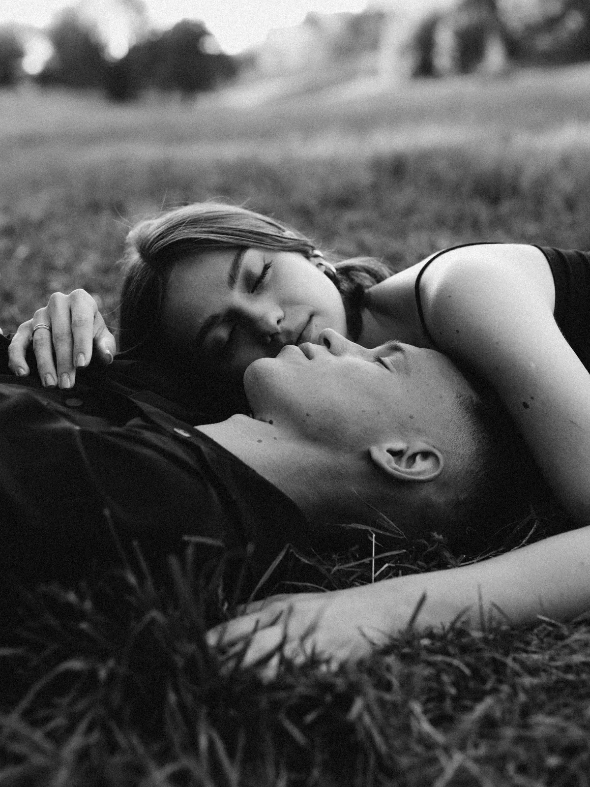 Пара обнимается на вечерней прогулке в парке — Love Story фотосессия, Брест