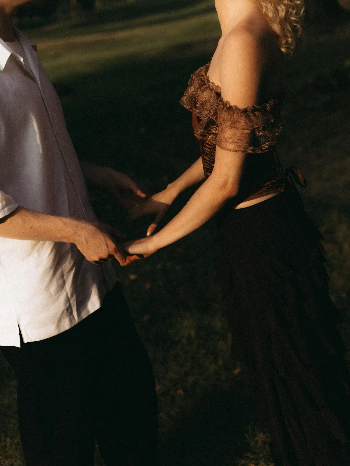 Съёмка пары в золотой час — тёплый свет, Love Story фотосессия в Бресте