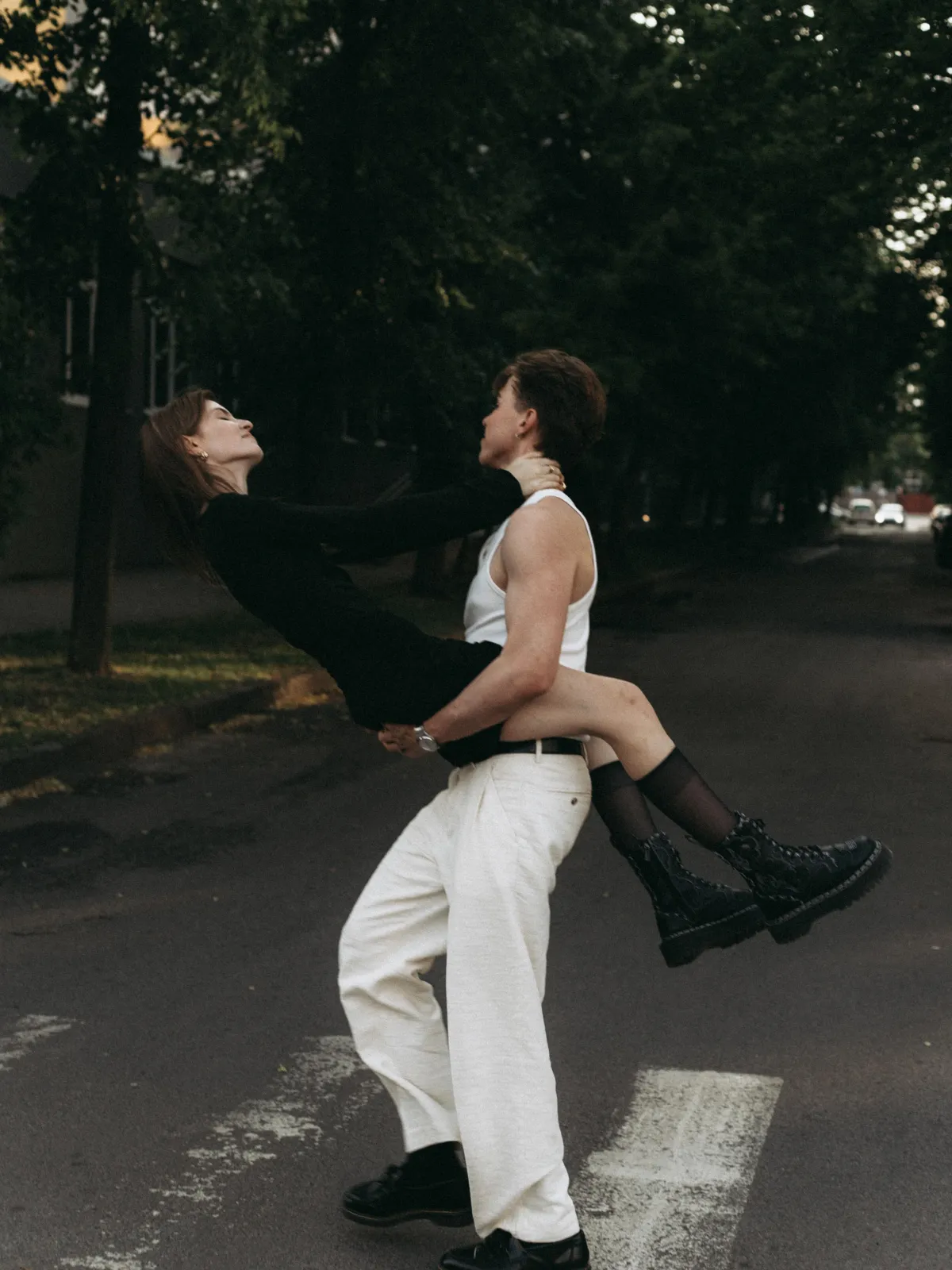 Парная фотосессия в городских локациях — улицы Бреста, естественный свет