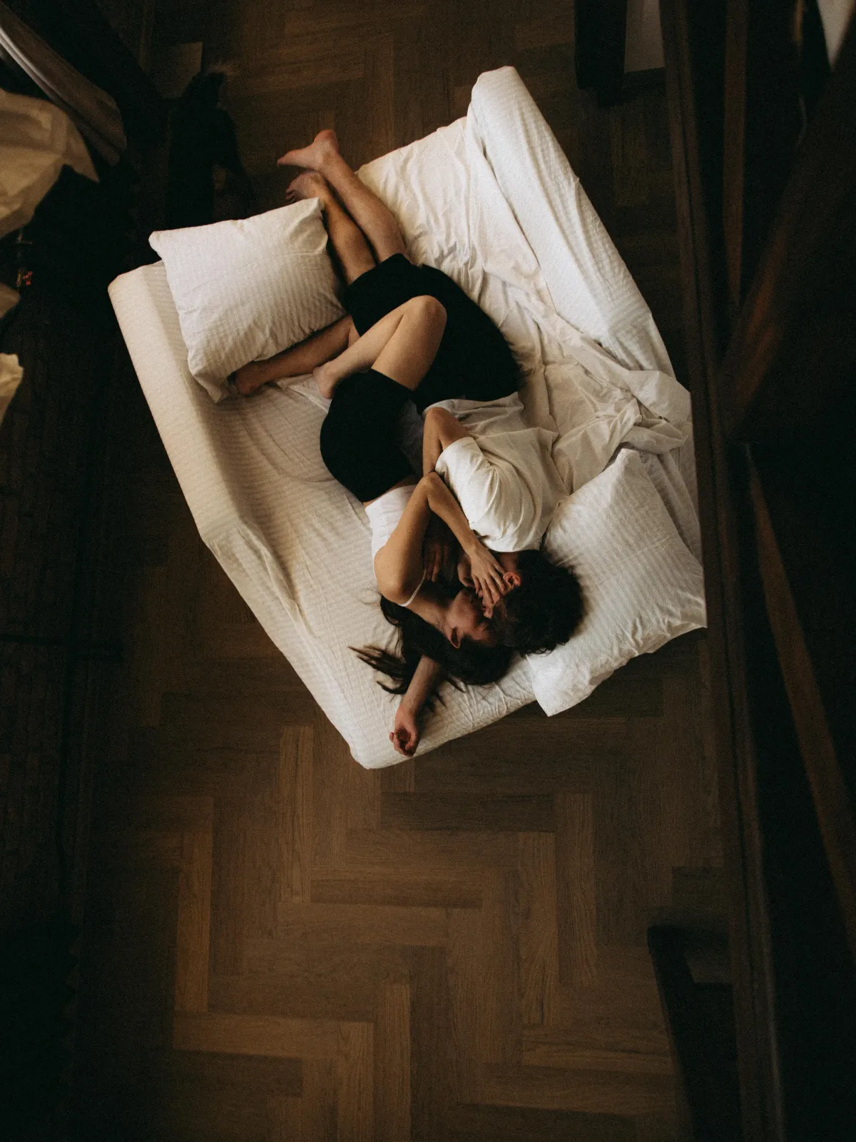 Влюблённая пара на прогулке по улицам Минска — романтическая фотосессия