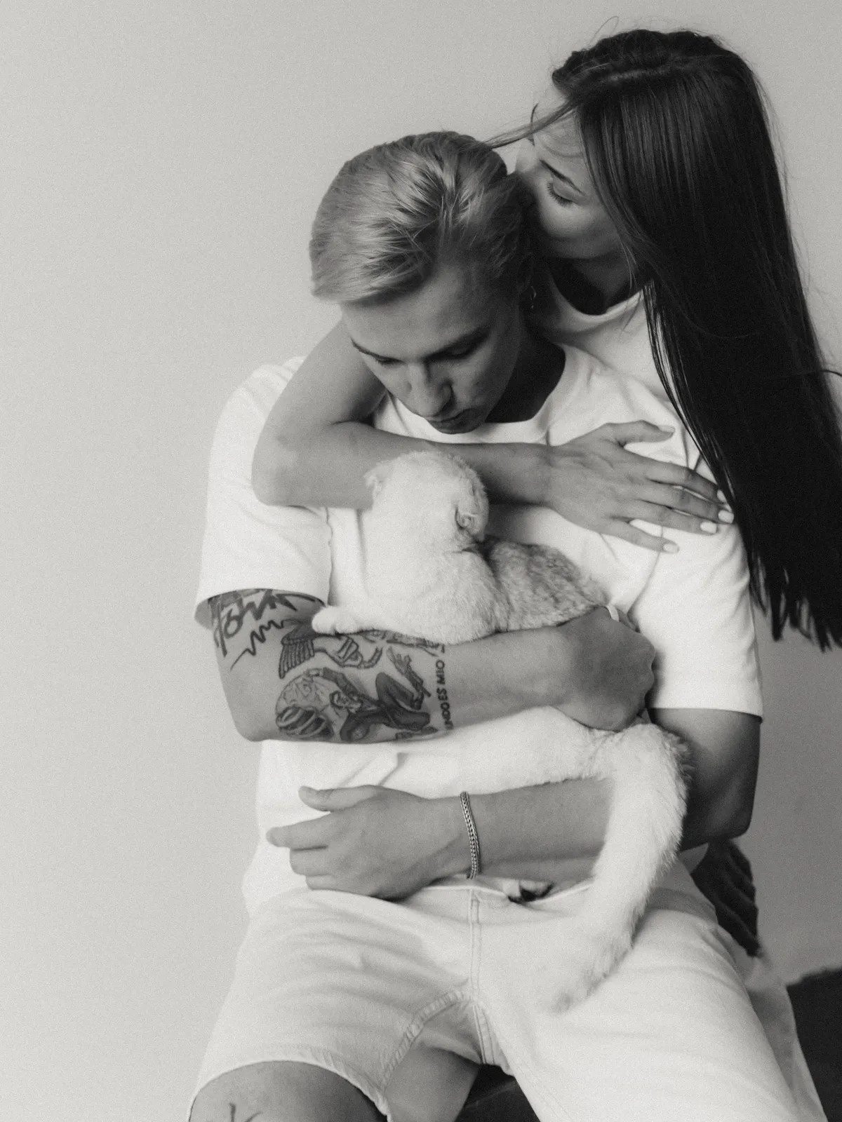 Backstage Love Story фотосессии — фотограф направляет пару на природе, Брест