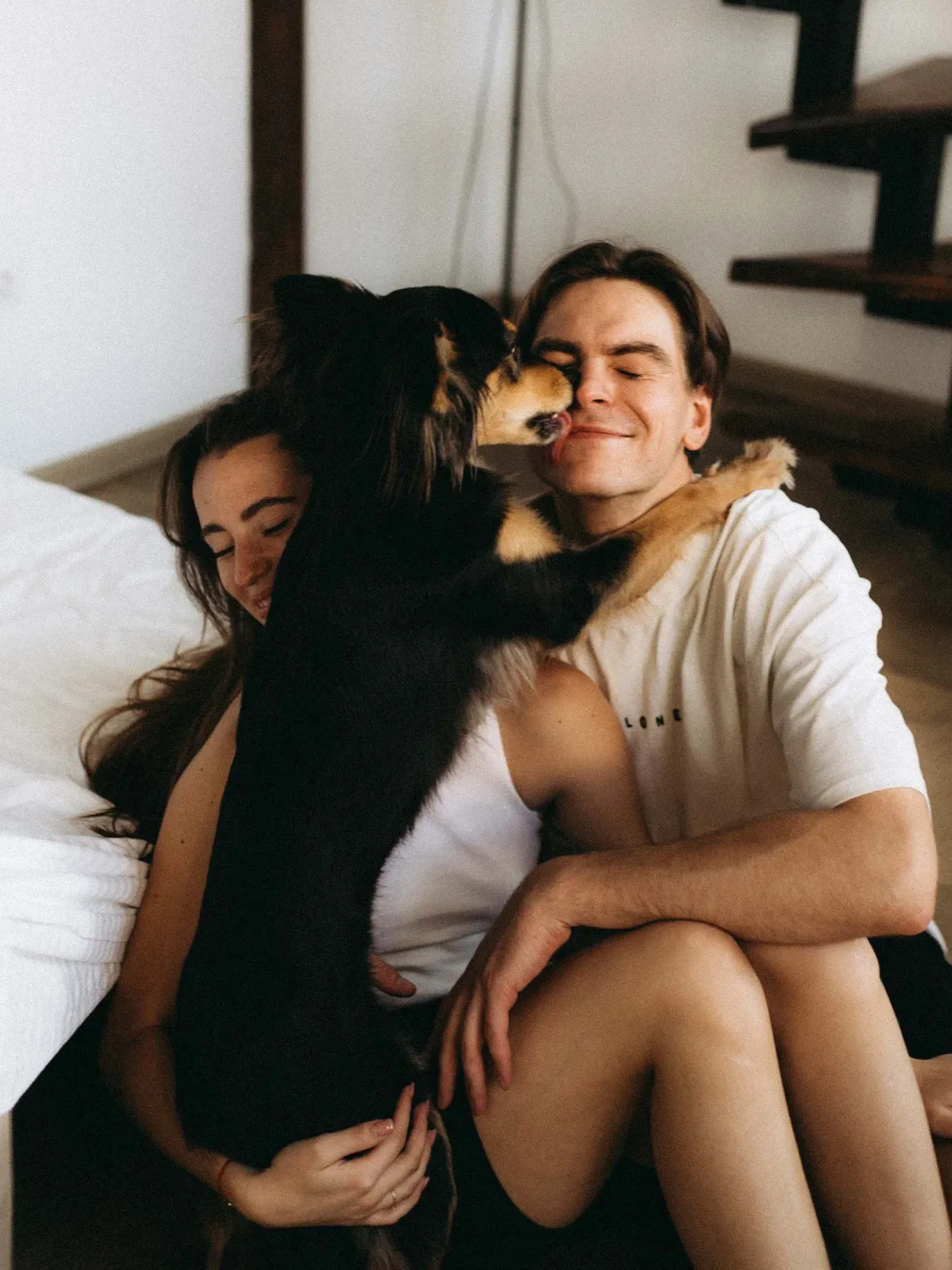 Пара на прогулке во время Love Story фотосессии — мягкий свет, живые эмоции, Брест