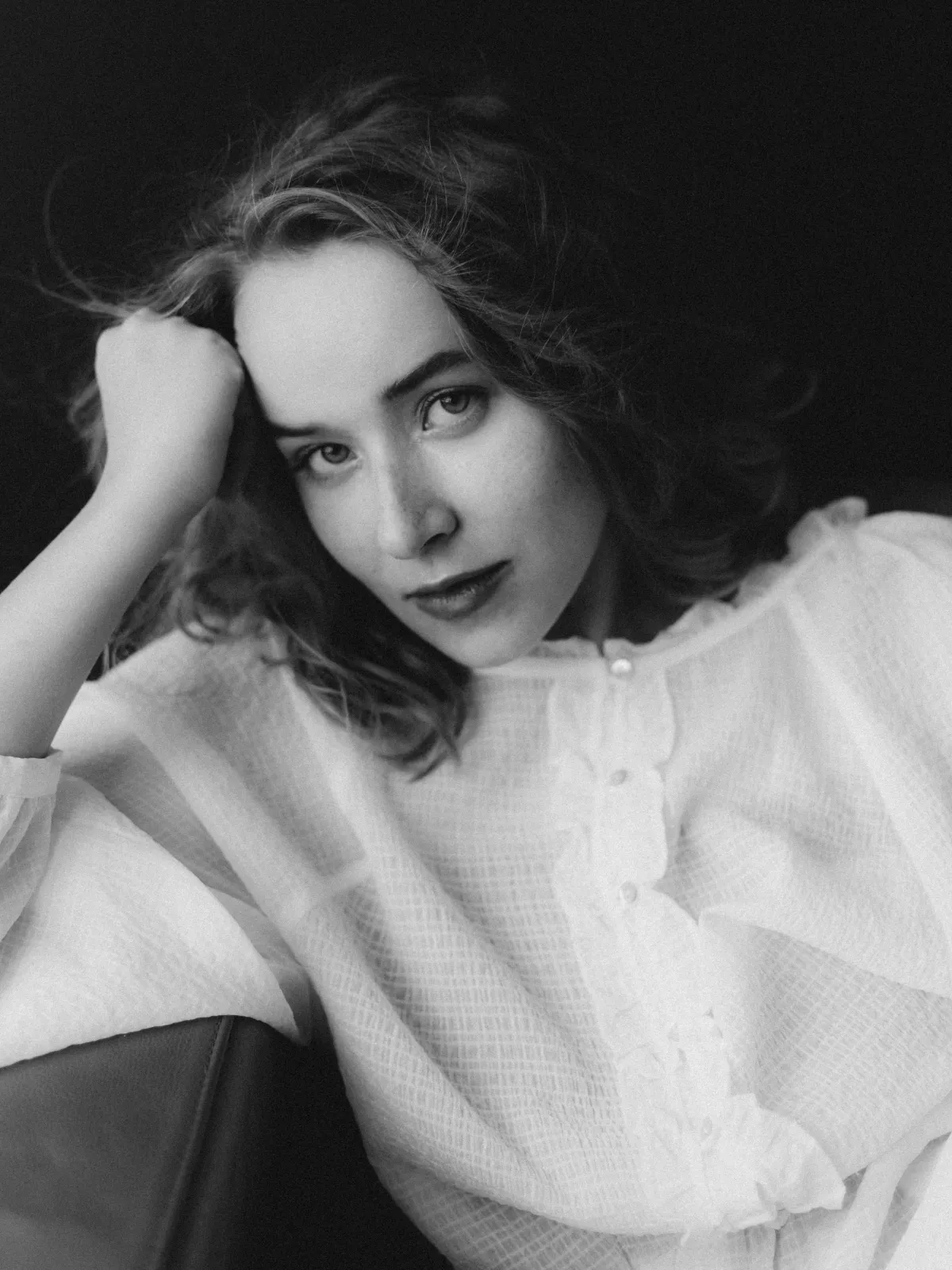 Портретная фотосессия в Бресте — девушка в естественном свете у окна, фотограф Яна Мемей