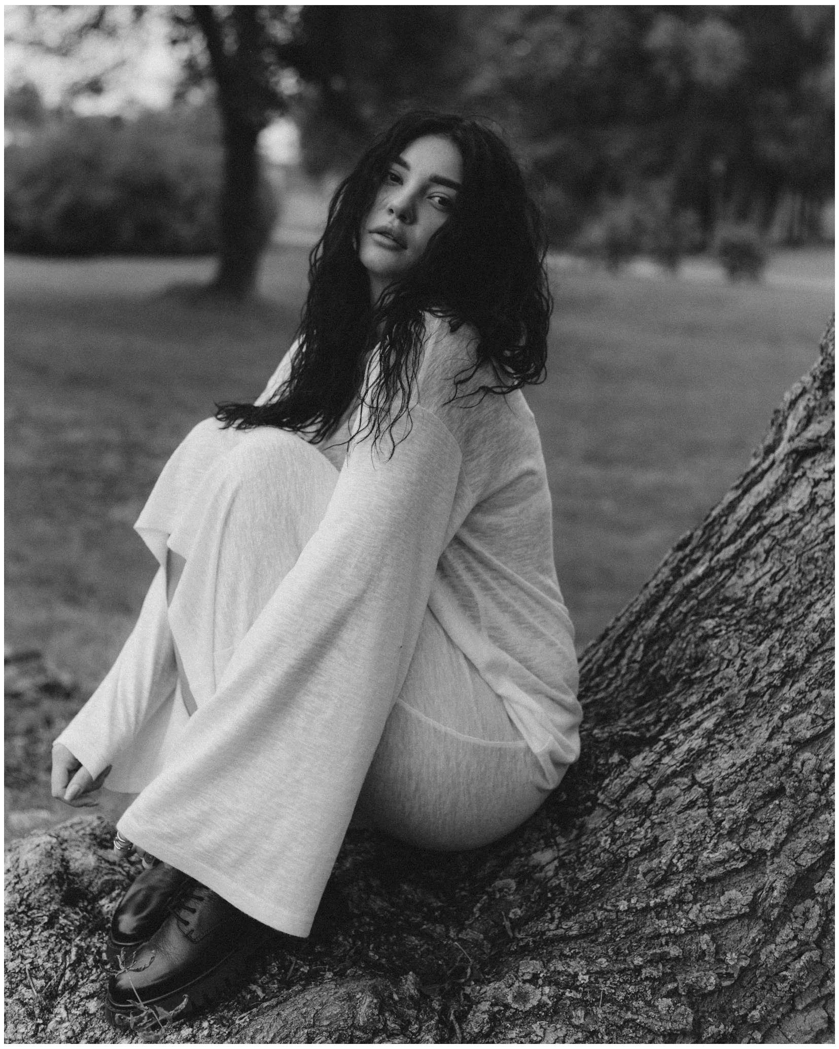 Фотограф Яна Мемей за работой во время портретной фотосессии в студии Бреста