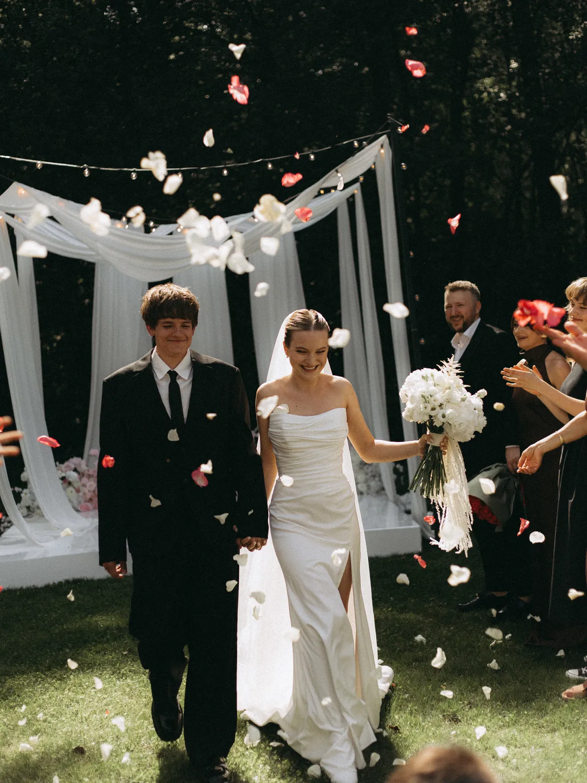 Фотограф снимает свадебную церемонию в Бресте