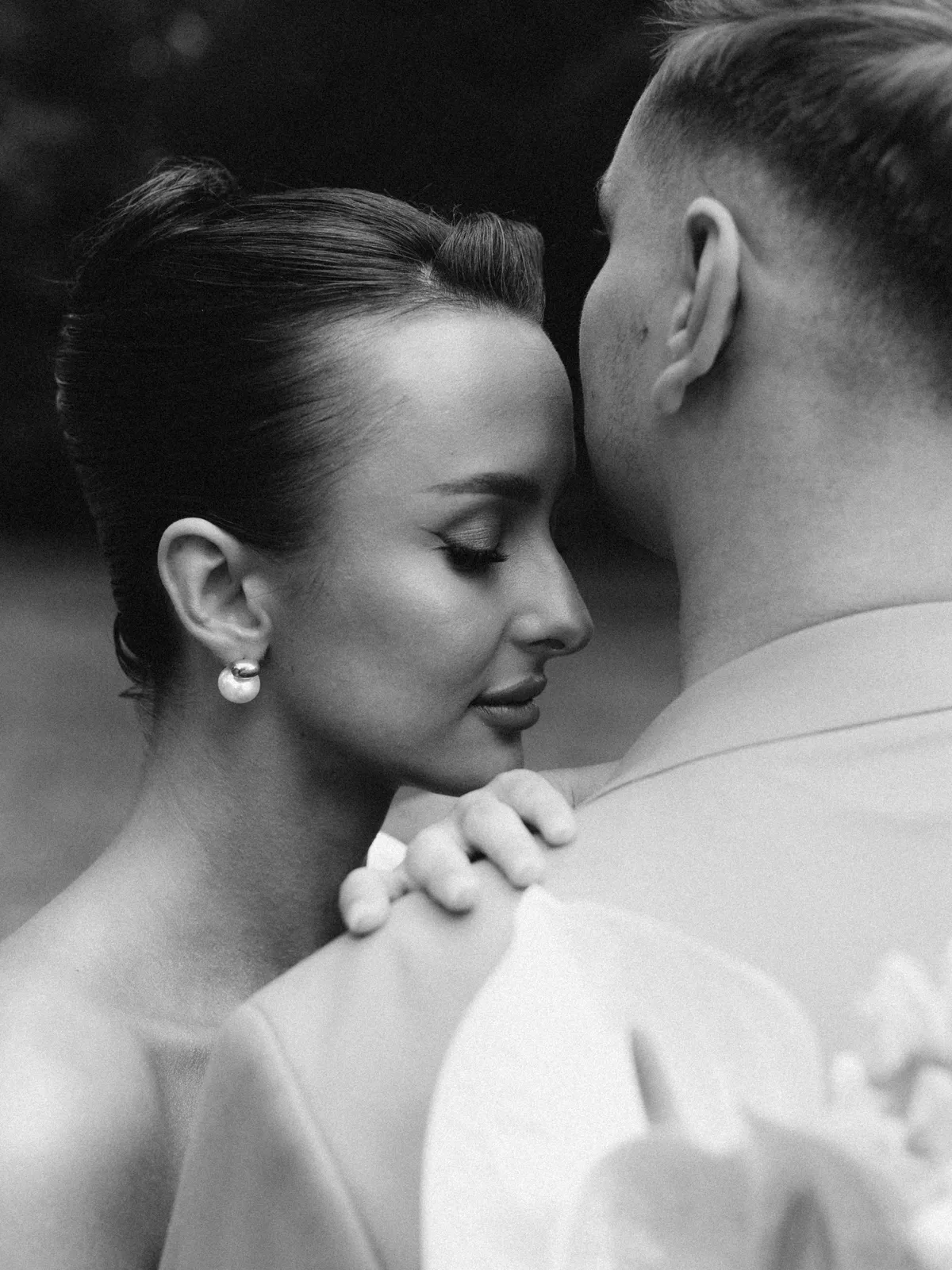 Гости поздравляют молодожёнов на свадебном банкете